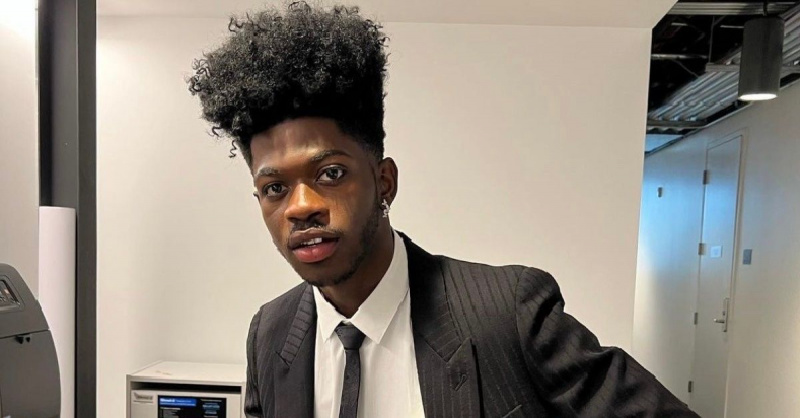 Lil Nas X, облечен в костюм